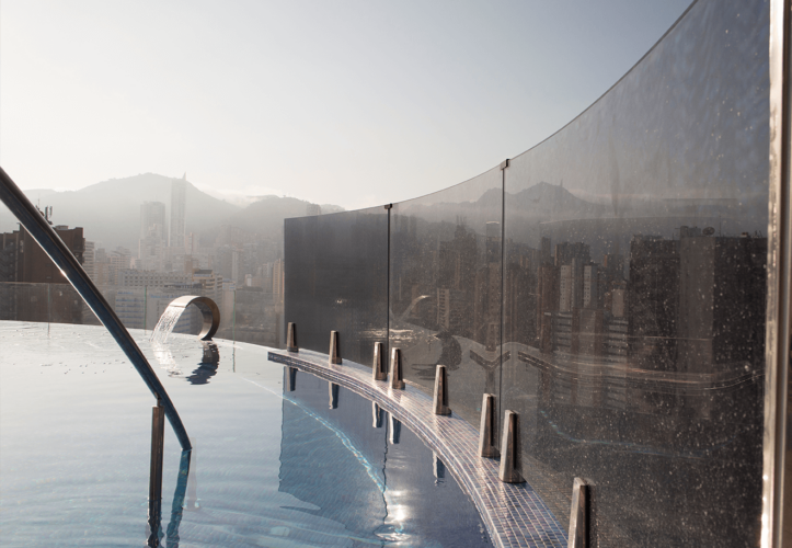 Barandilla de vidrio en piscina del rooftop Los Arcos Gold****